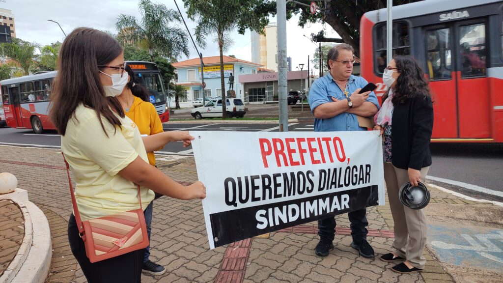 Servidores fazem protesto em frente a Prefeitura de Marília; falta diálogo