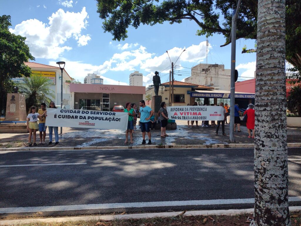 Servidores protestam na Praça Saturnino de Brito, no Centro de Marília - Carlos Teixeira/Agora no Interior