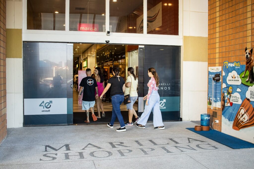 Consumidores entram no Marília Shopping; opções para a volta às aulas - Colab./Assessoria de Imprensa