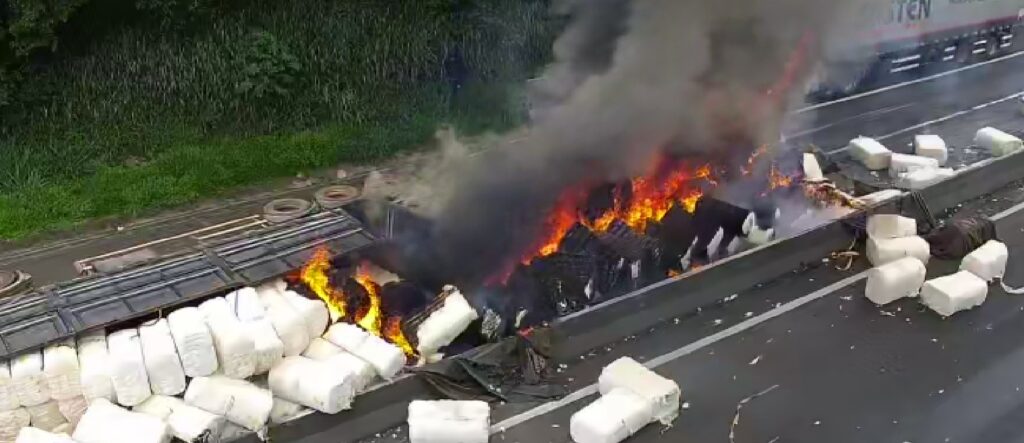 Fogo consome carga de algodão, após acidente na rodovia - Colab./ Corpo de Bombeiros