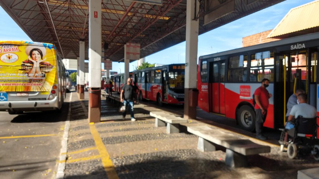 Ônibus parados o terminal urbano de Marília; tarifas vão a R$ 5,75 - Carlos Teixeira/Agora no Interior