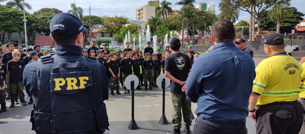 Alunos da Escola Militar Mirim durante atividade na praça Maria Isabel - Carlos Teixeira/Agora Interior