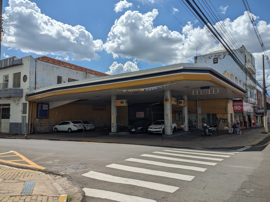 Posto da avenida Sampaio Vidal ainda não tem identificação da rede - Carlos Teixeira/Agora no Interior