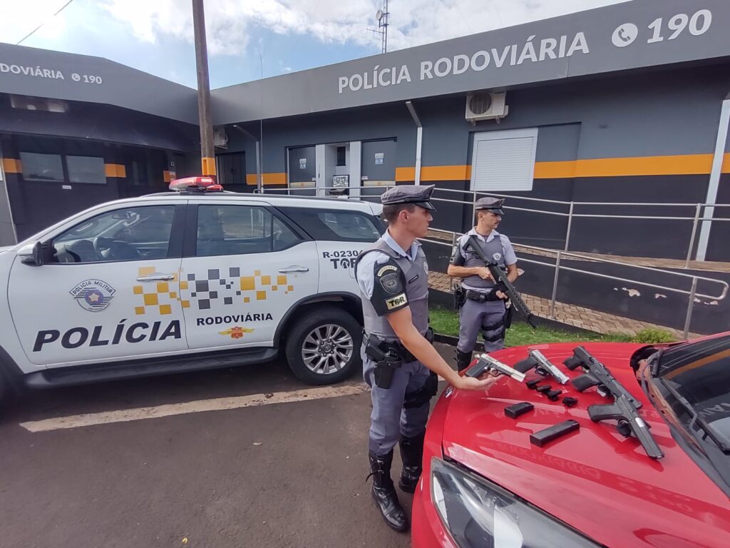 Policiais rodoviários com o armamento apreendido com casal de Foz do Iguaçu - Colab./ Polícia Rodoviária Estadual
