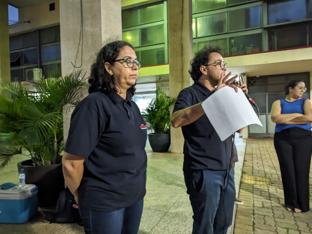 Presidente Vanilda Gonçalves de Lima e o diretor Cin Falch, durante assembleia - Colab./Assessoria de Imprensa