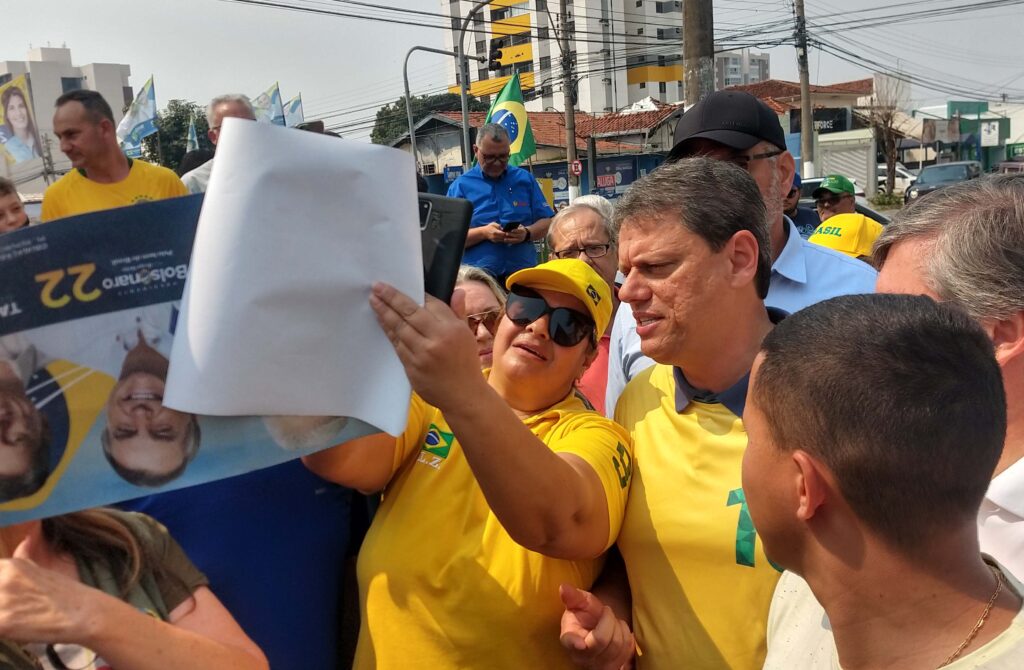 Simpatizante faz com com Tarcísio de Freitas, em Marília - Carlos Teixeira/Agora Interior