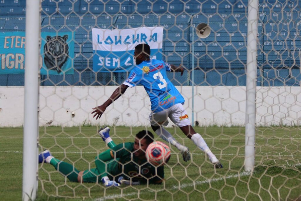 Jogador comemora após marcar gol em partida do MAC - Colab./Assessoria de Imprensa