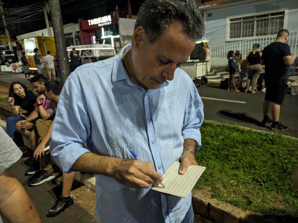 Flávio Rino assina ficha de filiação ao PV, na avenida Rio Branco - Carlos Teixeira/Agora Interior