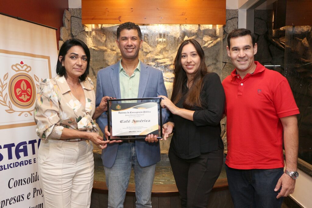 Rose Rocha, André Feitoza, Marilia Viana e Thiago da Costa, representantes da Intercoffee, com o Diploma de Consagração Pública - Colab./Assessoria de Imprensa