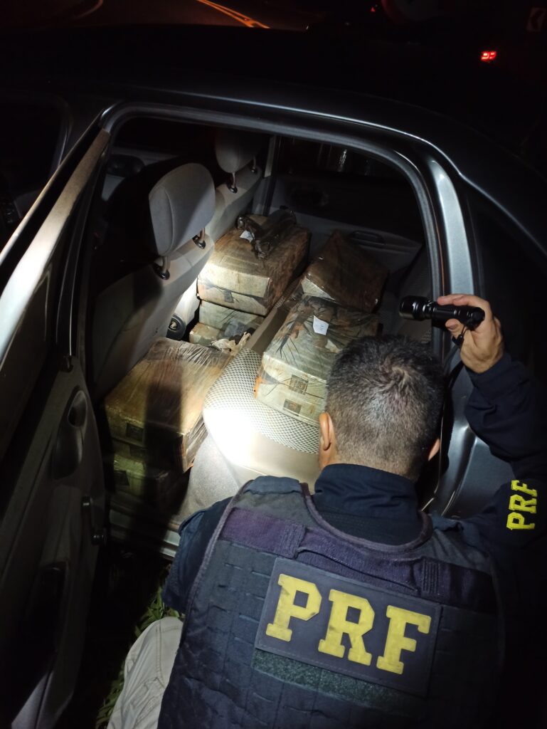 Agentes federais vistoriam veículo em busca de drogas - Colab./PRF