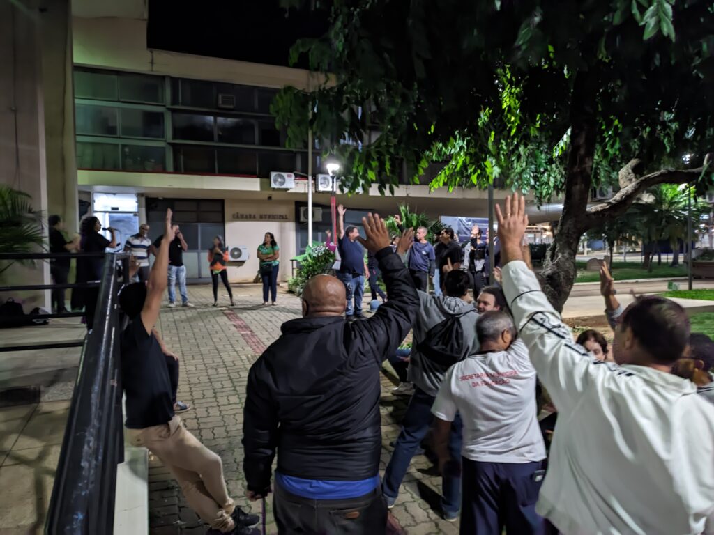 Servidores municipais durante assembleia na Prefeitura de Marília - Carlos Teixeira/Agora Interior