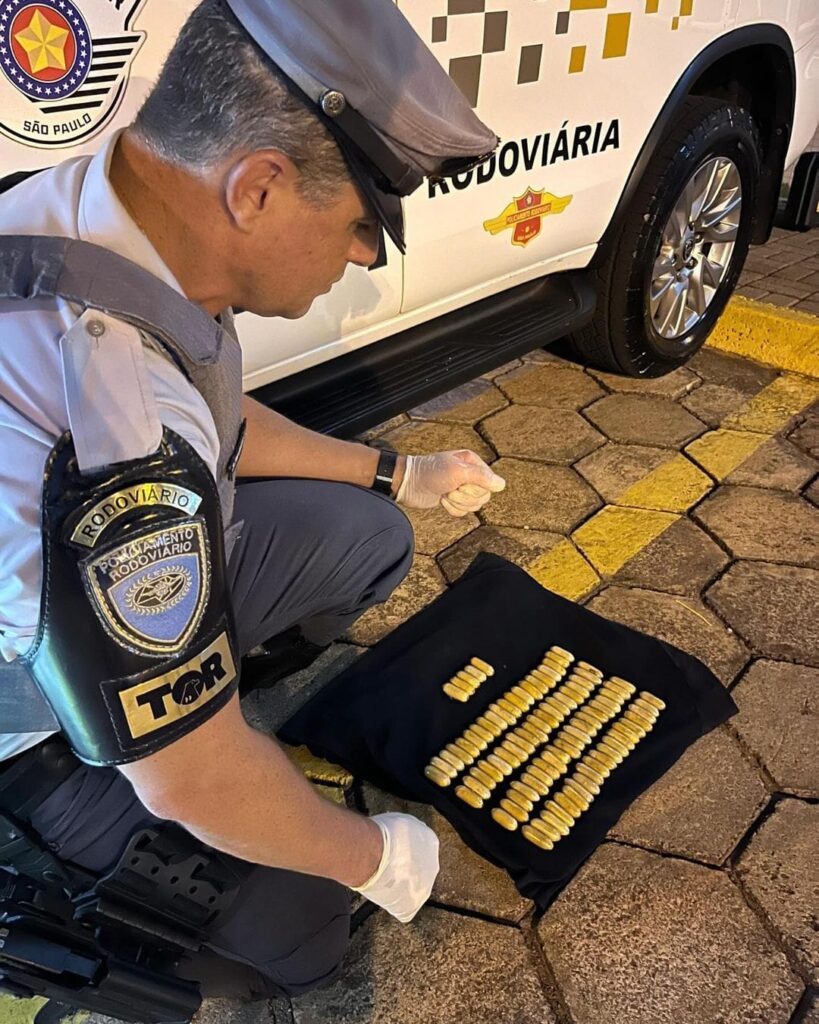 Policial rodoviário observa cápsulas expelidas por acusado - Colab./ Pol. Rod. Estadual