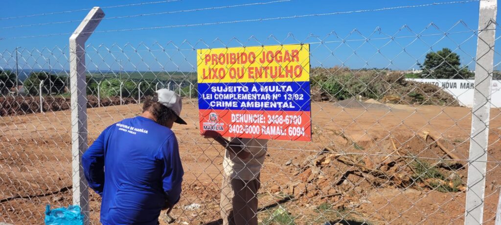 Servidores instalam placa de orientação sobre lixo e entulho - Colab./Ass. de Imprensa