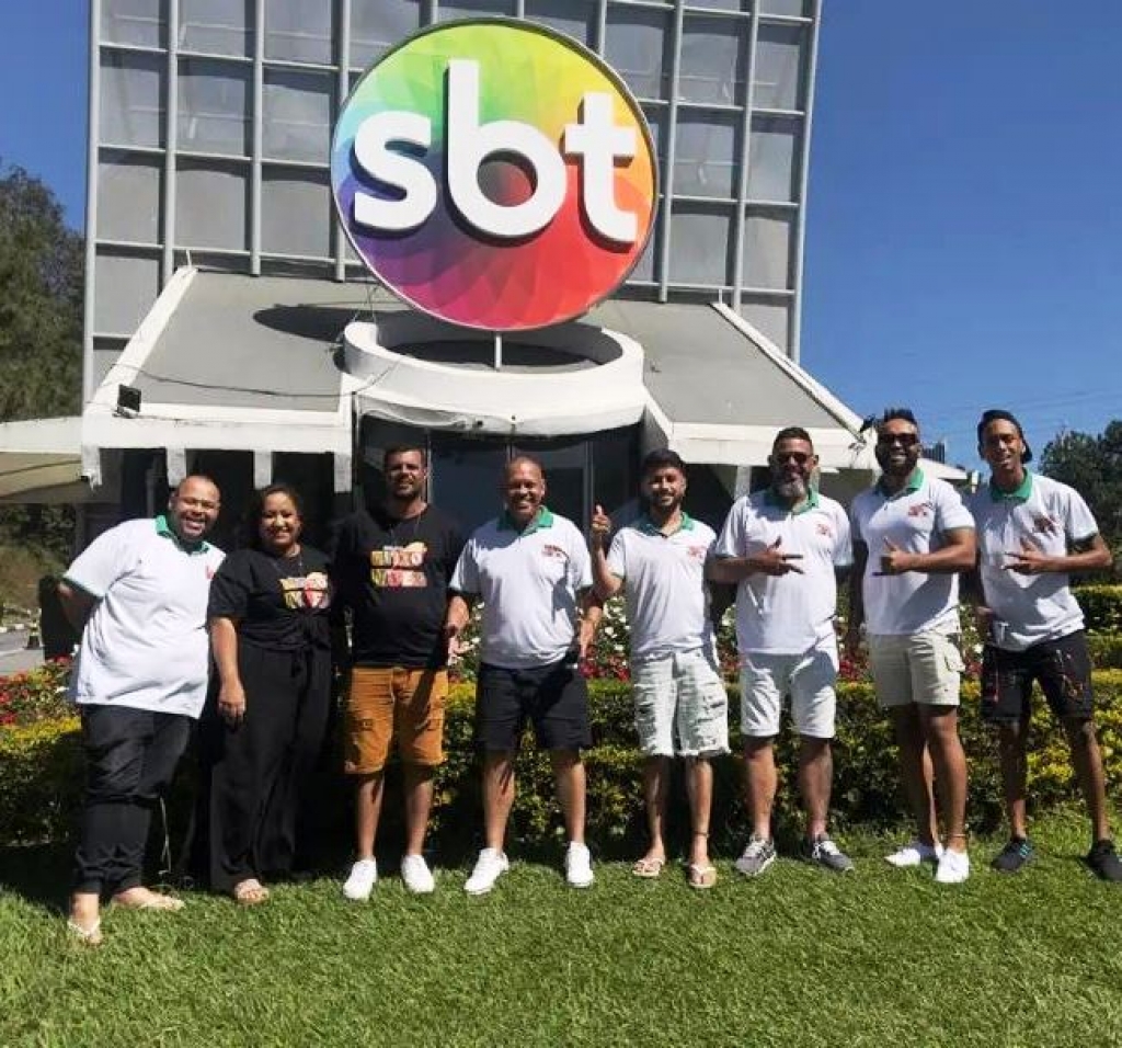 Grupo Outro Nível durante visita ao SBT - Colab./Ass. de Imprensa