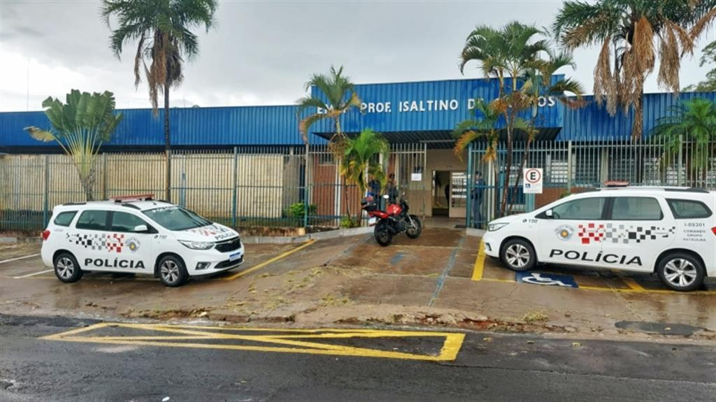 Carros da Polícia Militar na porta de escola municipal de Marília - Colab./Ass. de Imprensa