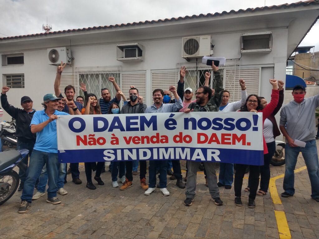 Servidores do Daem seguram faixa contra a concessão - Carlos Teixeira/Agora Interior