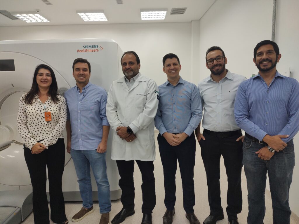 Márcia Serva e Vinicius ao lado da equipe médica do HBU - Carlos Teixeira/Agora Interior