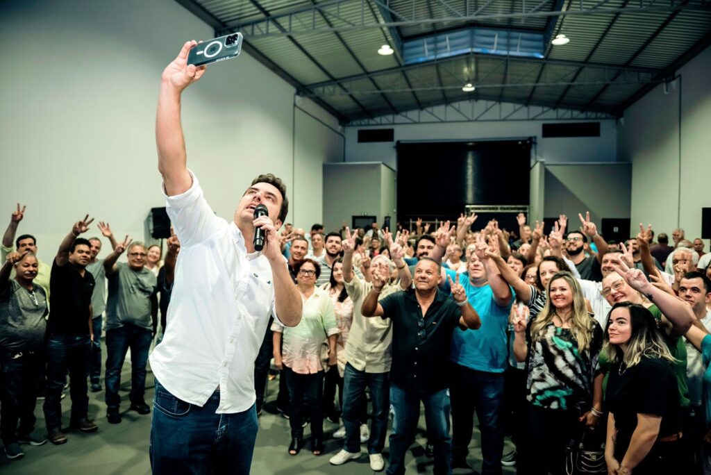 Vinicius Camarinha faz selfie com participantes de reunião - Colab./Ass. de Imprensa