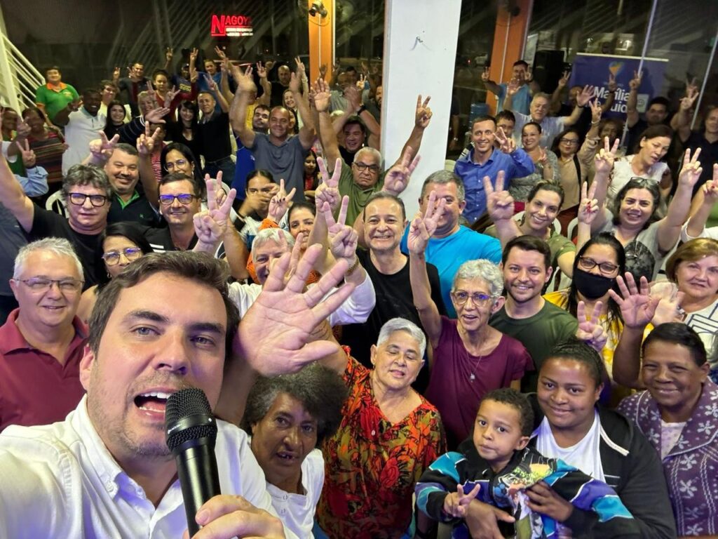 Selfie do pré-candidato Vinicius Camarinha com moradores - Colab./Ass. de Imprensa