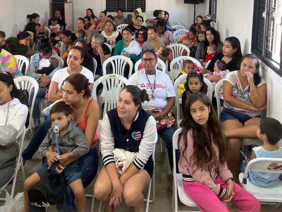 Famílias aguardam para retirada de leite na ONG Alimento Sim, Fome Não - Colab./Ass. de Imprensa