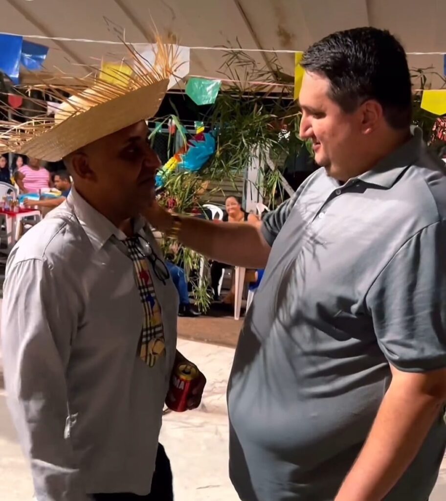 Garcia da Hadassa conversa com morador, em festa junina - Colab./Ass. de Imprensa