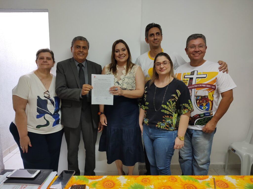 Nayara Mazini e Henrique Neves com carta compromisso - Carlos Teixeira/Agora Interior