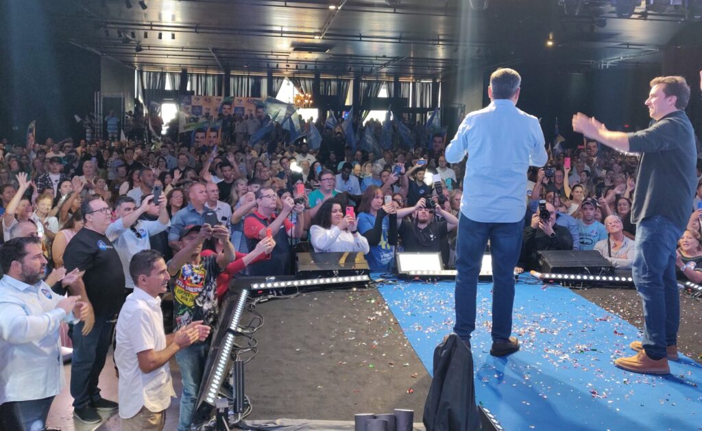 Vinicius e Rogerinho conversam com o público presente no espaço de eventos - Carlos Teixeira/Agora no Interior