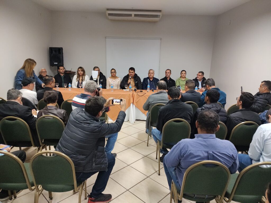 Apoiadores e jornalistas durante coletiva - Carlos Teixeira/Agora Interior