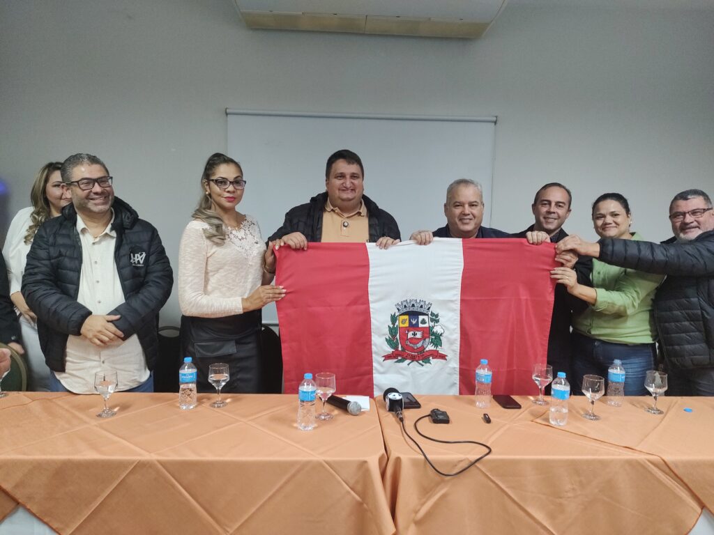 Hadassa, Nascimento e apoiadores com a bandeira de Marília - Carlos Teixeira/Agora Interior