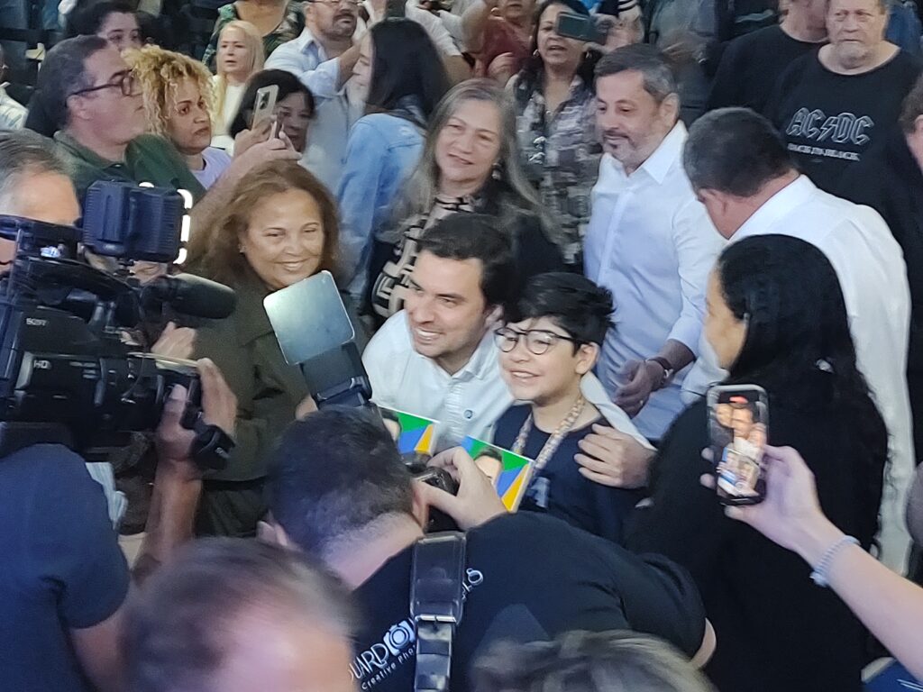 Vinicius tira foto ao chegar em evento de divulgação do plano - Carlos Teixeira/Agora Interior