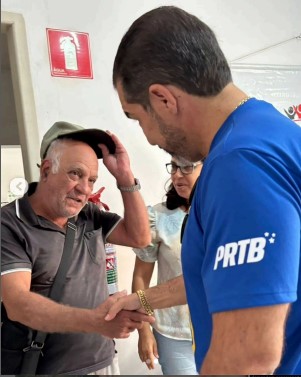 Joião Pinheiro cumprimenta servidor após reunião - Colab./Ass. de Imprensa