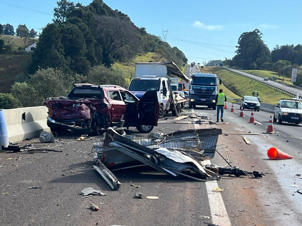 Engavetamento envolveu quatro veículos em rodovia - Reprodução/Whats App