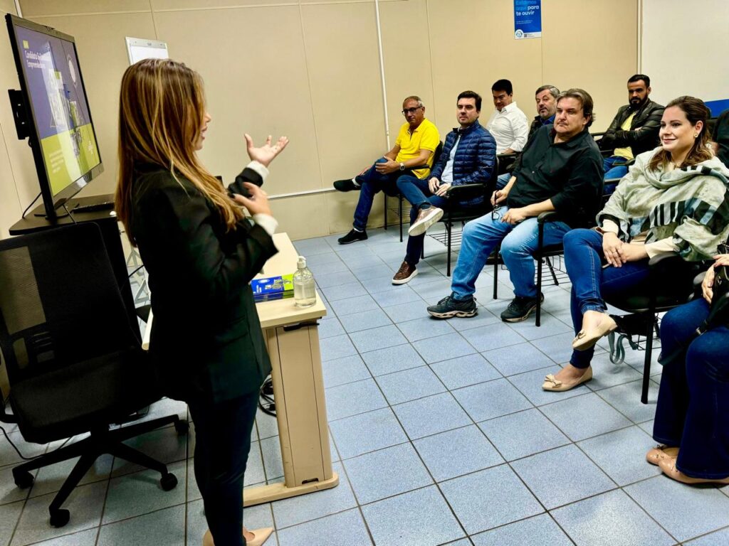 Gerente regional do Sebrae, Cristiane Aguiar, conversa com pré-candidatos - Colab./Ass. de Imprensa