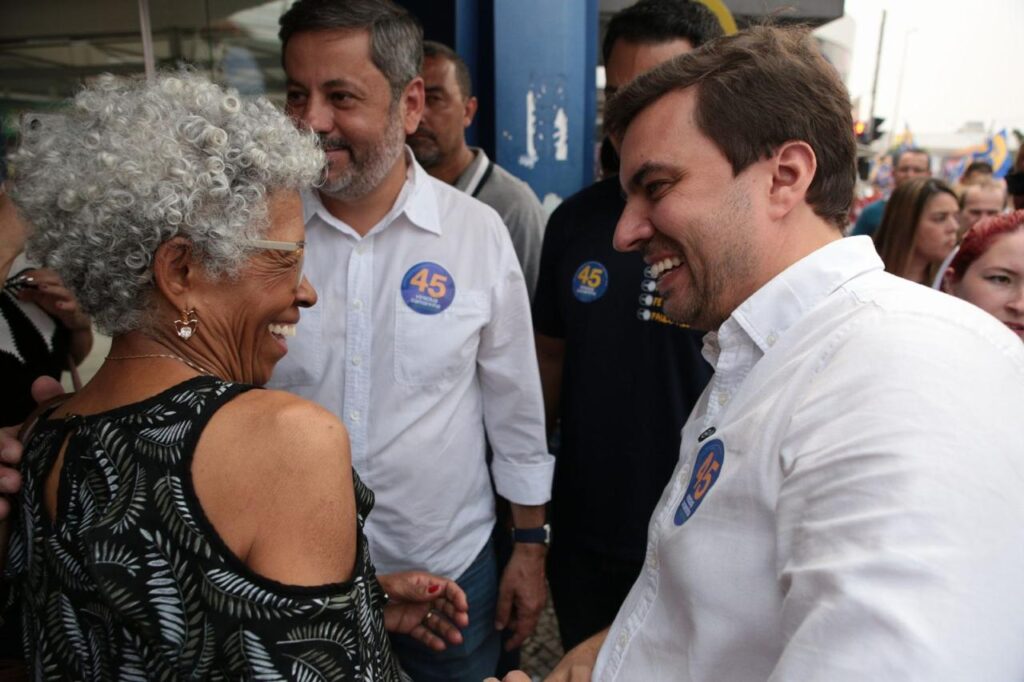 Vinicius cumprimenta eleitora, no Centro de Marília - Colab./Ass. de Imprensa