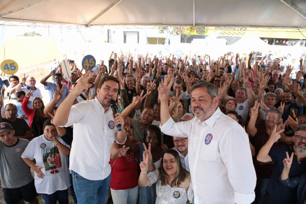 Vinicius e Rogerinho fazem selfie com apoiadores - Colab./Ass. de Imprensa