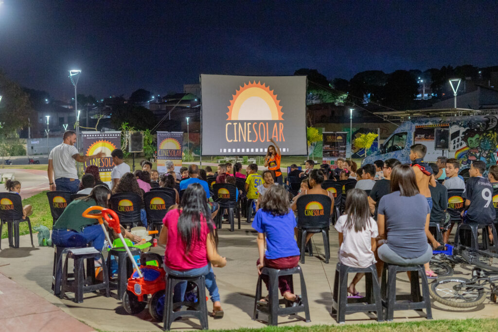 Crianças assistem filme por meio do CineSolar - Colab./Ass. de Imprensa