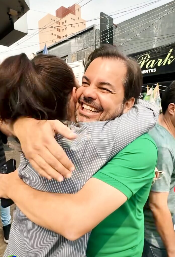 Ricardinho Mustafá cumprimenta jovem durante caminhada - Colab./Ass. de Imprensa