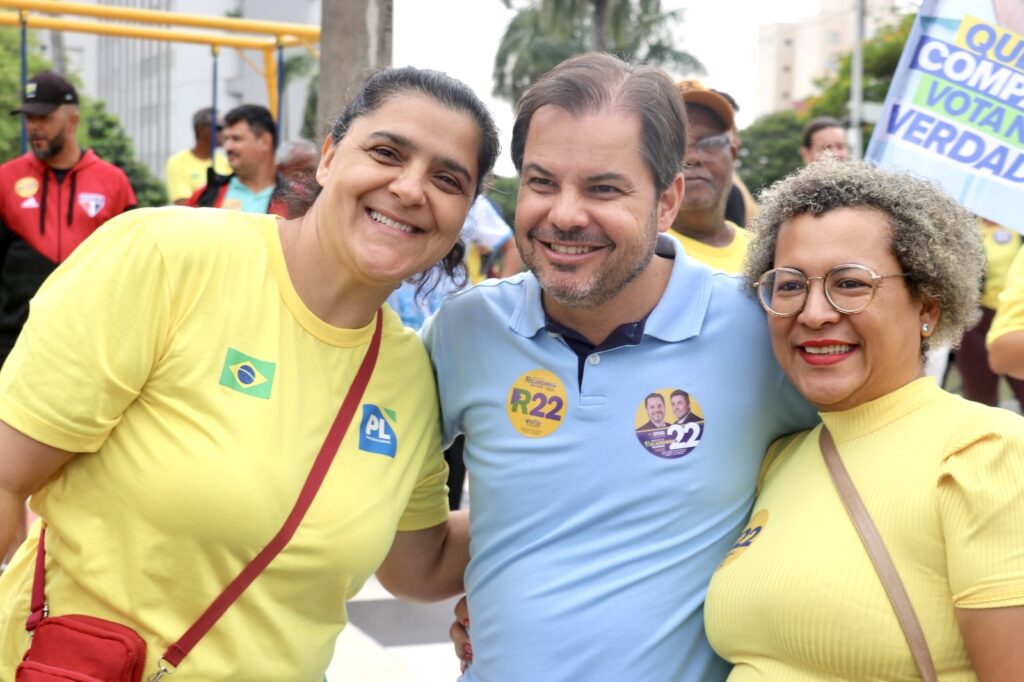 Ricardinho Mustafá em foto com apoiadores - Colab./Ass. de Imprensa