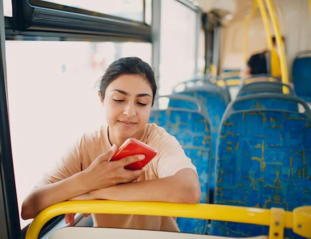 Jovem usa celular no interior de um ônibus - Colab./Ass. de Imprensa