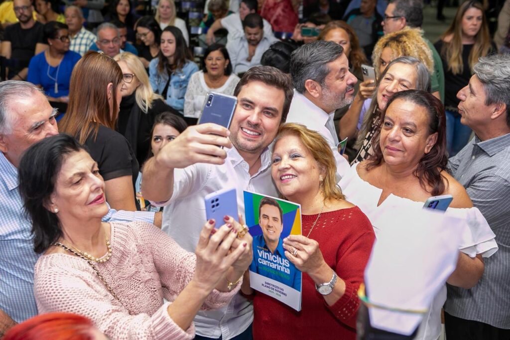 Vinicius faz selfie com simpatizantes durante visita - Colab./Ass. de Imprensa