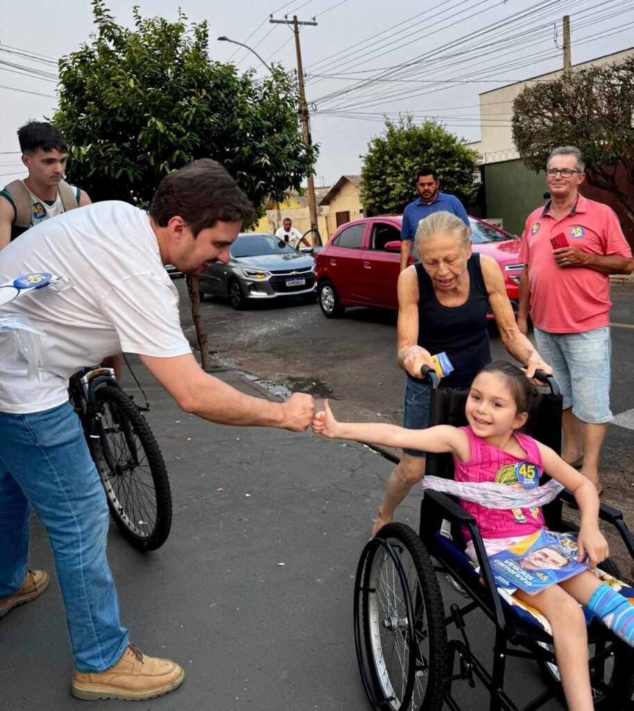 Vinicius Camarinha cumprimenta garoto em cadeira de rodas - Colab./Ass. de Imprensa