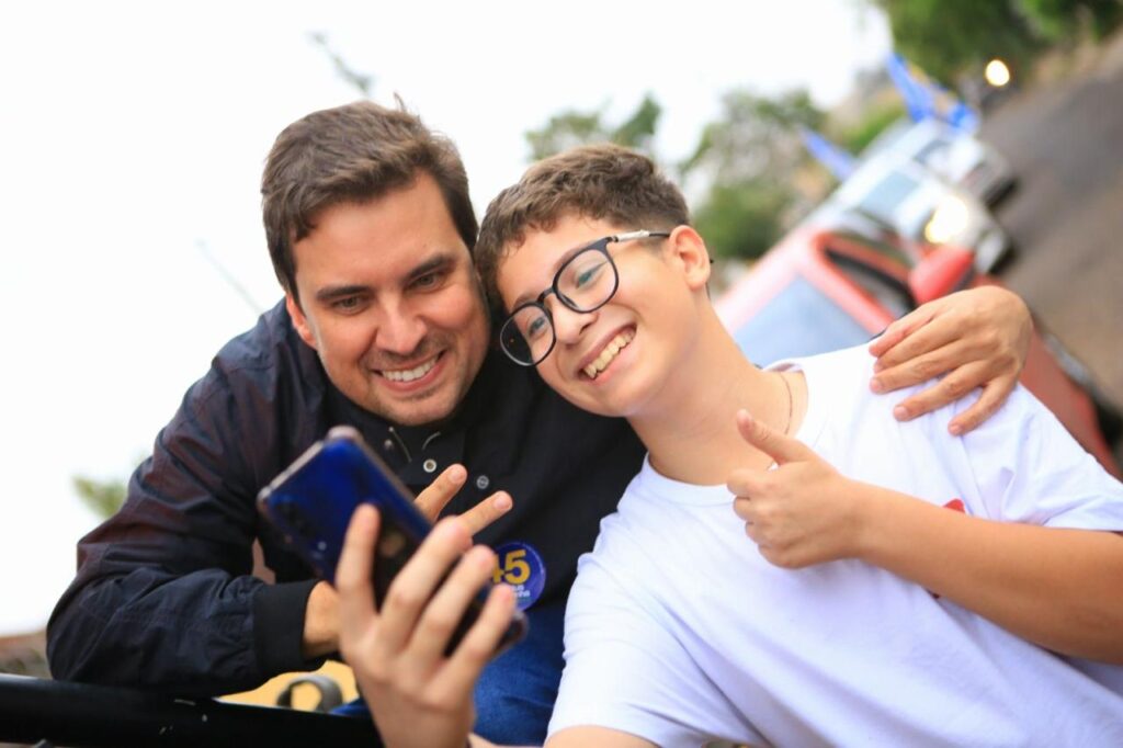 Vinicius faz selfie com jovem, durante carreata - Colab./Ass. de Imprensa