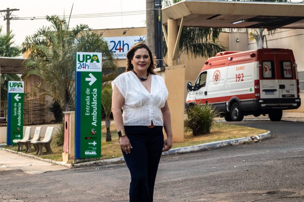 Nayara Mazini em frente a UPA Norte, em Marília - Colab./Ass. de Imprensa