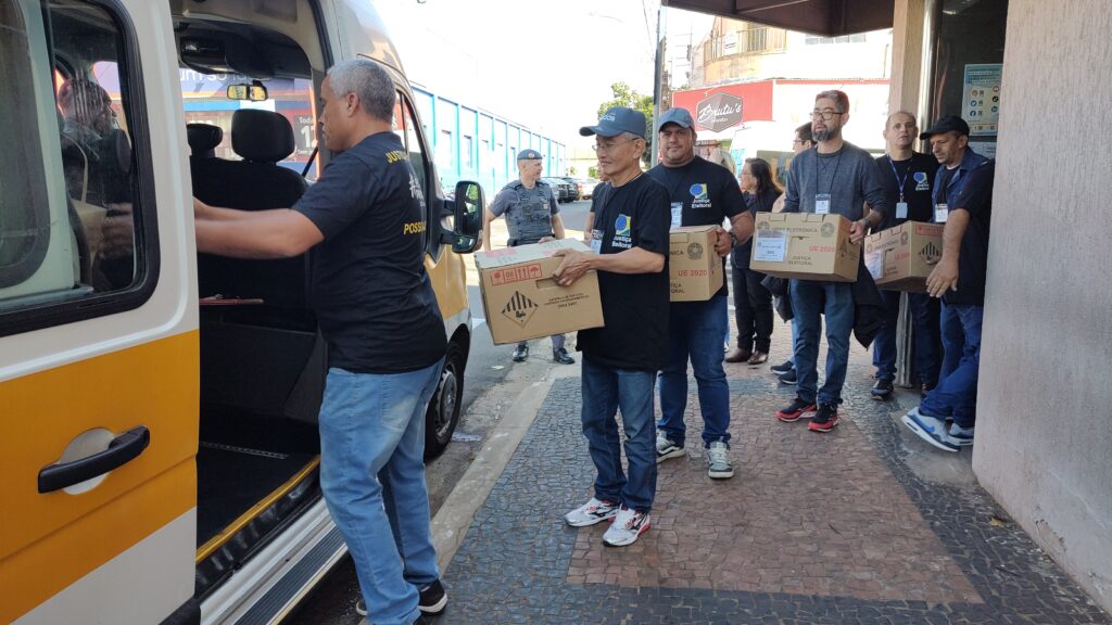 Urnas da 70ª Zona Eleitoral são colocadas em van - Carlos Teixeira/Agora Interior