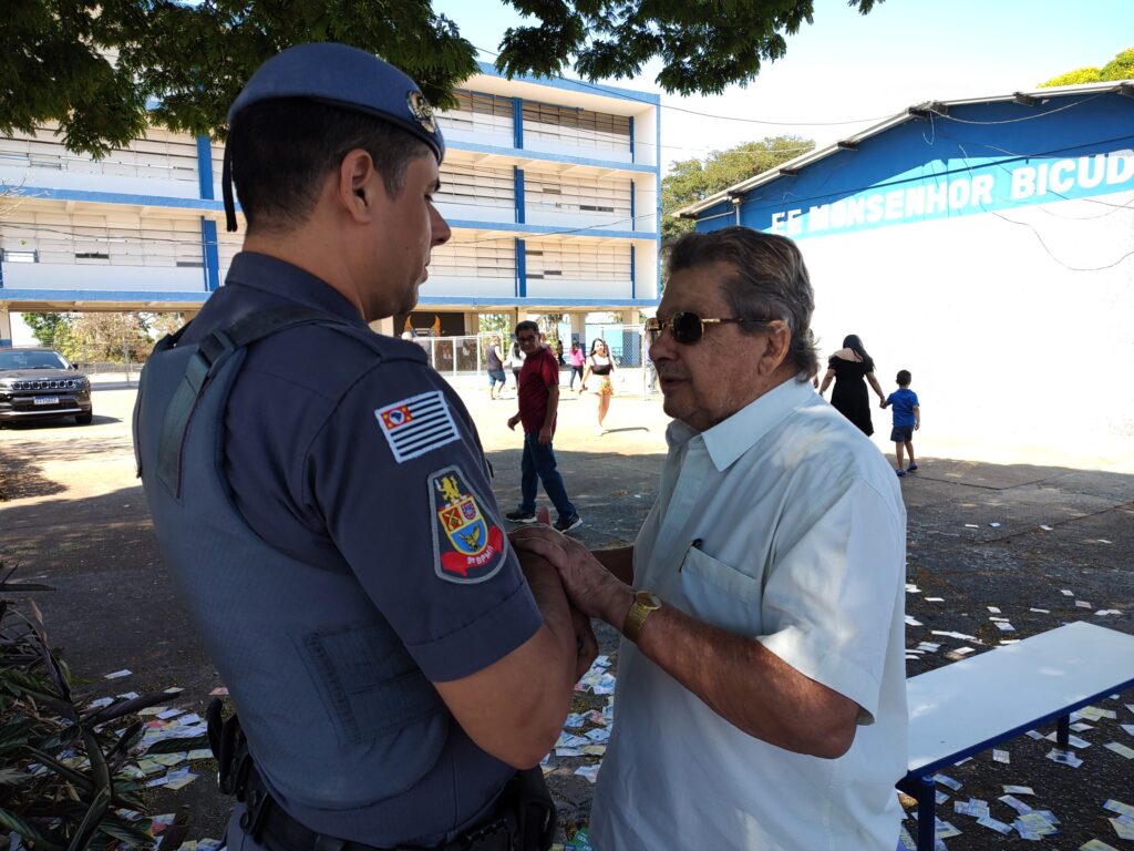 Reitor da Unimar, Márcio Mesquita Serva, conversa com policial - Carlos Teixeira/Agora Interior