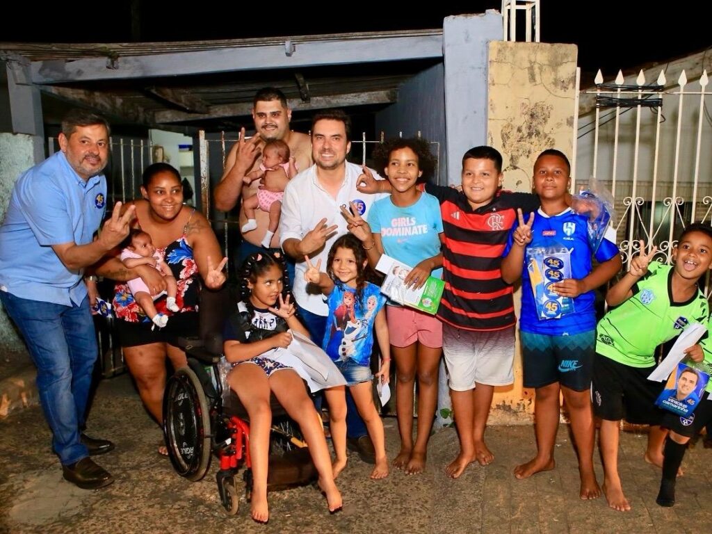 Vinicius é recebido por famílias, durante visita aos bairros - Colab./Ass. de Imprensa