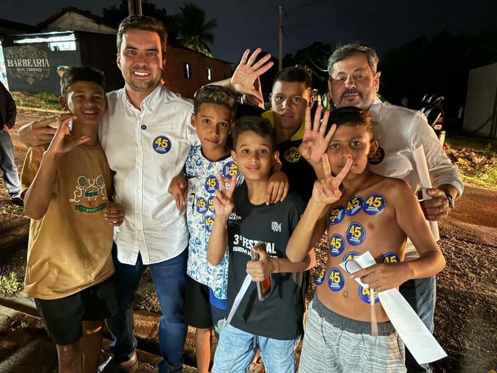 Vinicius Camarinha com crianças durante caminhada - Colab./Ass. de Imprensa