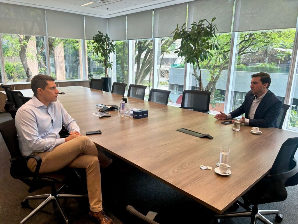 Vinicius Camarinha durante reunião na Rumo Logística - Colab./Ass. de Imprensa