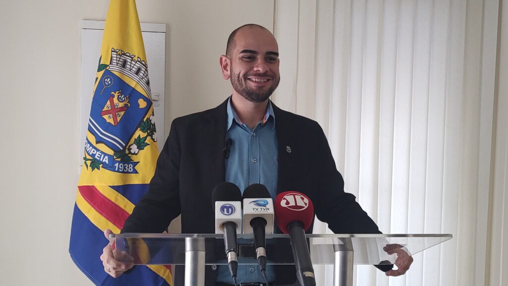 Prefeito eleito Diogo Ceschim durante coletiva - Carlos Teixeira/Agora Interior