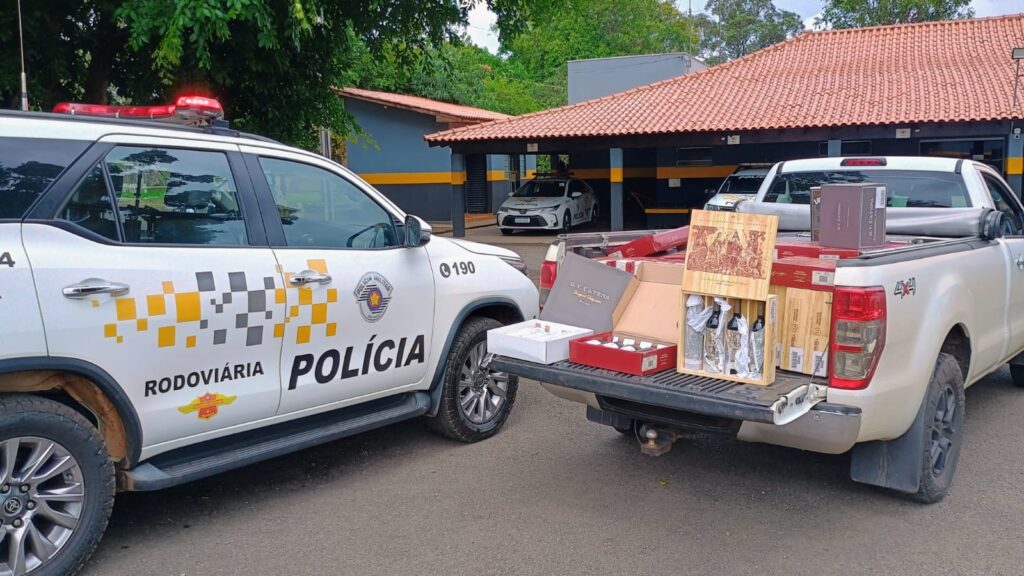 Camionete estava carregada com produtos sem nota fiscal - Colab./Polícia Rodoviária